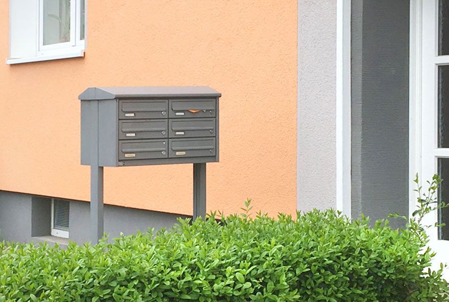 Freistehende Briefkastenanlage wettergeschützt mit formschönen Dach verwenden